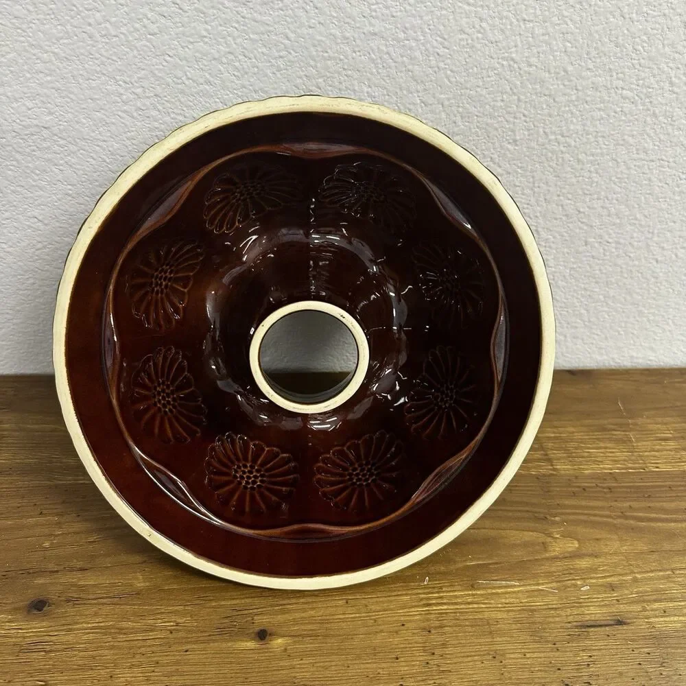 Farmhouse Pottery Vintage 70s Bundt Cake Mold Dish